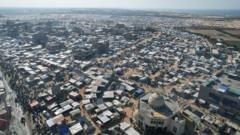 Los palestinos armaron un gran número de campamentos improvisados cerca de la frontera con Egipto