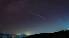Kapan dan di mana publik Indonesia bisa menyaksikan hujan meteor Perseid? - BBC News Indonesia 4 Meteor Perseid yang besar melesat secara diagonal melintasi langit malam berbintang di atas Haputale, Sri Lanka - latar depan menunjukkan bukit-bukit gelap dengan cahaya yang tersebar dari gedung-gedung