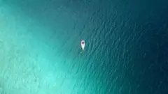 Um navio no mar visto de cima