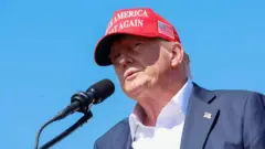 एक चुनावी रैली में डोनाल्ड ट्रंप