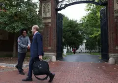 Presidente da Universidade Harvard no portão de entrada da instituição