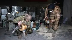 Sejumlah besar pil ditemukan tersembunyi di antara produk-produk industri.