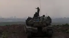 Израильский танк на фоне Газы