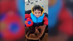 الطفل أحمد الشبت في رحلة علاجه بعد أن فقد ساقيه.