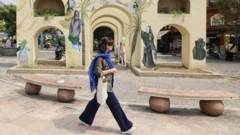 زن بدون حجاب اجباری در خیابان