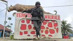 Ifoto y'umwe mu bakuru ba M23 ku isangano ry'imihanda hagati mu mujyi muto wa Walikale ejo ku wa kane