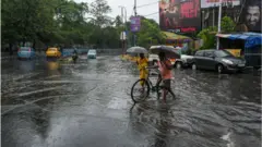 আসানির প্রভাবে কলকাতায় ভারী বৃষ্টিপাত হচ্ছে