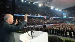 Erdoğan 8. Kongre'de salonda geniş bir izleyici kitlesini selamlıyor