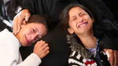 Dos niñas palestinas lloran. 
