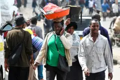 Obinrin to n sọro lori foonu