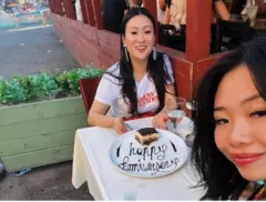 As amigas comemorando um ano de casadas em 2025