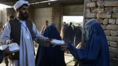 أفغانية ترتدي النقاب في العاصمة كابل