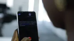 Pesin wey dey check phone