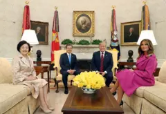 문재인 대통령 내외가 미국 워싱턴 백악관 오벌오피스에서 도널드 트럼프 대통령 내외와 회담하고 있다