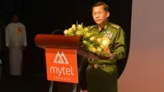 ဖေ့ဘွတ်အကောင့် ၁၃ခုနဲ့ ပေ့ချ် ၁၀ ခုကိုဖယ်ရှားလိုက်