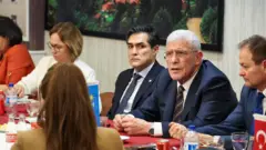 Müsavat Dervişoğlu, masada başka kişilerle