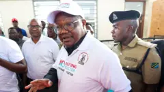 Umukuru w'abatavuga rumwe na reta akaba yaranigeze kwitoza mu kibanza c'umukuru w'igihugu ca Tanzania, Tundu Lissy, na we yarahagaritswe yagirizwa guhemukira igihugu