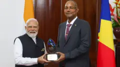 सेशल्स का सर्वश्रेष्ठ नागरिक सम्मान लेते पीएम मोदी