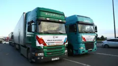 Azərbaycandan Türkiyəyə vətəndaşların topladıqları humanitar yardımları aparan117 yük maşını bu gün zəlzələ bölgəsinə çatıb.