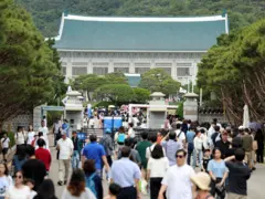 제21대 대통령 선거 투표일인 3일 서울 종로구 청와대에서 관람객들이 입장을 위해 줄을 서 있다