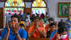 சென்னை கிறிஸ்தவ தேவாலயம் ஒன்றில் கிறிஸ்துமஸ் ஜெபத்தில் ஈடுபட்டுள்ளவர்கள்.