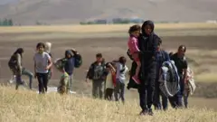 BBC Türkçe, Van'ın İpekyolu ilçesinde düzensiz göçmen olarak Afganistan'dan gelen iki çocuklu aileyle karşılaştı. Aile, ülkelerinden ayrılmalarının en büyük nedeninin Kunduz ve Feryab kentlerindeki savaş olduğunu, çocuklarına iyi, güvenli ve eğitim alabilecekleri bir gelecek kurmak istediklerini söylüyor.