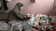 Familia ya watu tisa inajificha katika darasa la shule.