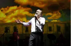 Volkan Konak sahnede şarkı söylüyor