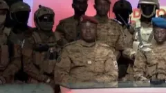 Une capture d'écran d'une vidéo montre le Capitaine Kader Ouedraogo s'exprimant sur la télévision d'État " RTB " à Ouagadougou, au Burkina Faso, le 24 janvier 2022.