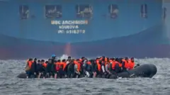 Umugwi w'abimukira uriko urajabuka uva mu Bufaransa. nt. Picture date: Umusi wa Kabiri, itariki 29 z'ukwezi kwa Myandagaro(8) , 2023.