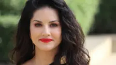 ফোন করে সবাই বলিউড তারকা সানি লিওনকেই চাইছে।