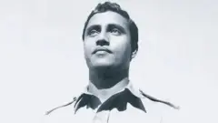 সাইফুল আজম বাংলাদেশসহ একাধিক দেশের বিমানবাহিনীর নেতৃত্বে ছিলেন।