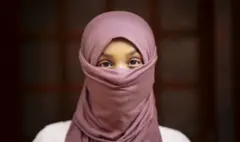Mace sanye da hijabi