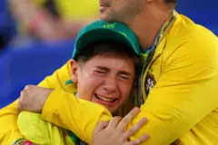 Um pai abraçando uma criança que chora