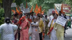 दिल्ली में प्रदर्शन करते लोग