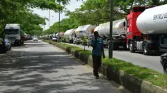 Foto of petroleum tankers wey park for street