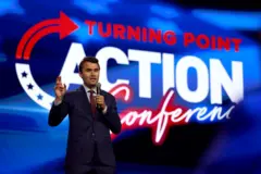 Charlie Kirk fala em palco