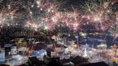 Yogyakarta, Indonesia, fataki zilitanda angani mshale wa saa ulipogonga saa tisa usiku