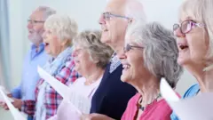 Personas mayores cantando