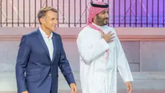 الرئيس الفرنسي إيمانويل ماكرون وولي العهد السعودي الأمير محمد بن سلمان يحضران الحفل الختامي لكأس العالم للرياضات الإلكترونية في القصر الكبير بالعاصمة الفرنسية باريس، في 23 أغسطس/آب 2026.