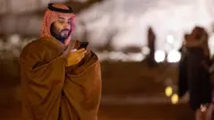 بن سلمان يستخدم هاتفه