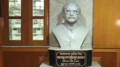 বেকার হোস্টেলে 'বঙ্গবন্ধু স্মৃতি কক্ষ'-তে শেখ মুজিবুর রহমানের আবক্ষ ভাস্কর্য।