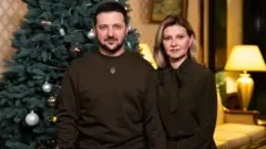 Tổng thống Zelensky và phu nhân  Olena Zelenska trong bài phát biểu năm mới 2023 trước nhân dân Ukraine