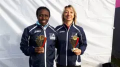 Marcianna Mukamurenzi ari kumwe n'uwo bahiganwaga