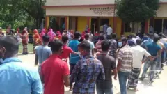 যশোরের একটি ভোটকেন্দ্রে ভোটারদের লাইন