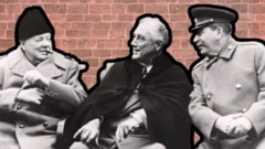 Коллаж: Черчилль, Рузвельт і Сталін на тлі червоної стіни