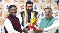 हरियाणा के अगले मुख्यमंत्री नायब सिंह सैनी को फूल भेंट करते हुए बीजेपी नेता