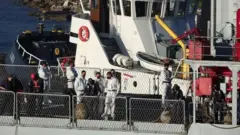 ایټالیا په البانیا کې د کډوالو قضیو څېړنې او بېرته خپلو هېوادونو ته استولو لپاره لومړنی مرکز ایله څو ورځې مخکې پرانیست.