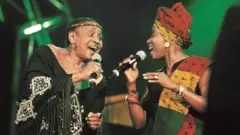 Myriam Makeba et Angelique Kidjo sur scène