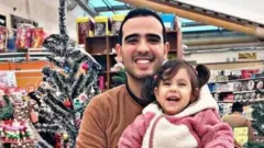 الطفلة المصرية رقية المصابة بضمور العضلات